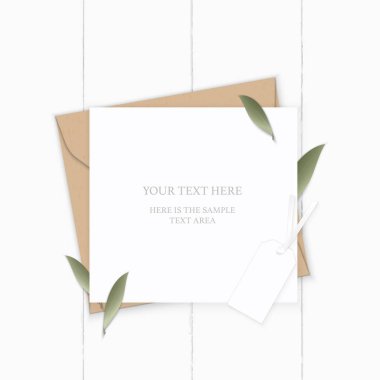 Üstten görünüm zarif beyaz kompozisyon mektup kraft kağıt zarf doğa yaprak yat ve ahşap arka plan üzerinde etiket.