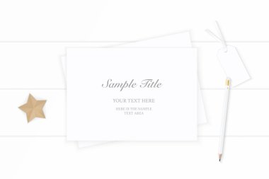 Düz yatıyordu üstten görünüm zarif beyaz Noel kompozisyon kağıt kalem etiketi yıldız şekli tekne ahşap arka plan üzerinde.