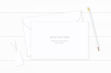 Ahşap arka plan üzerinde düz yatıyordu üstten görünüm zarif beyaz kompozisyon kağıt zarf kalem etiketi.