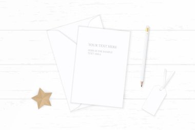 Düz yatıyordu üstten görünüm zarif beyaz kompozisyon mektup Kağıt zarf kalem etiketi yıldız şekli tekne ahşap arka plan üzerinde.