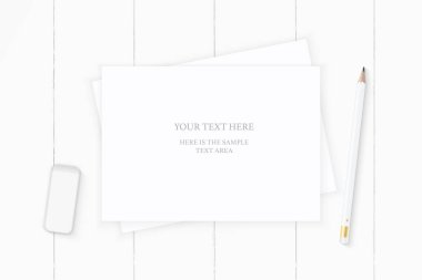 Düz yatıyordu üstten görünüm zarif beyaz kompozisyon kağıt kalem ve silgi ahşap arka plan üzerinde.