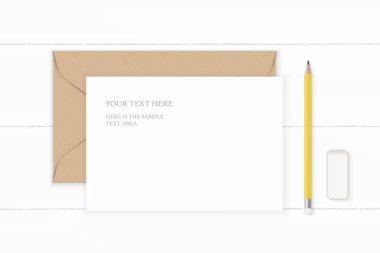 Düz yatıyordu üstten görünüm zarif beyaz kompozisyon mektup kraft kağıt zarf sarı kalem ve silgi ahşap arka plan üzerinde.