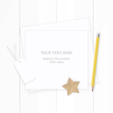 Düz yatıyordu üstten görünüm zarif beyaz kompozisyon kağıt etiket sarı kalem ve yıldız şekli tekne ahşap arka plan üzerinde.