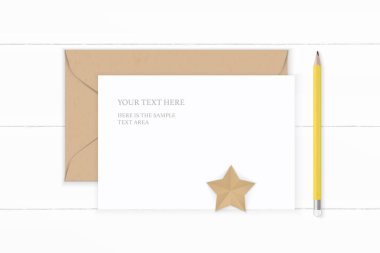 Düz yatıyordu üst zarif beyaz kompozisyon mektup kağıt kraft zarf yıldız şekli zanaat ve sarı kalem üzerinde ahşap arka plan görüntüleme.