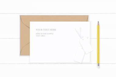 Üstten görünüm zarif beyaz kompozisyon mektup kraft kağıt zarf sarı kalem yat ve ahşap arka plan üzerinde etiket.