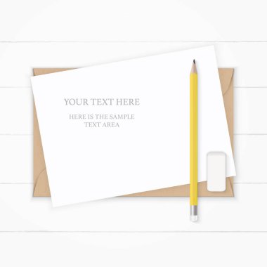 Düz yatıyordu üstten görünüm zarif beyaz kompozisyon kağıt kraft sarı zarf kalem ve silgi ahşap arka plan üzerinde.