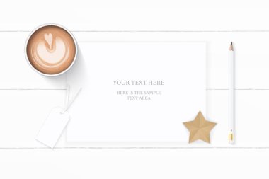 Düz yatıyordu üstten görünüm zarif beyaz kompozisyon kağıt kalem tag yıldız zanaat ve kahve ahşap arka plan üzerinde.