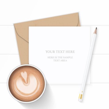 Düz yatıyordu üstten görünüm zarif beyaz kompozisyon mektup kraft kağıt zarf kalem ve ahşap zemin üzerine kahve.