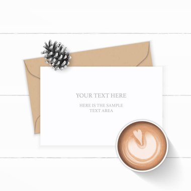 Düz yatıyordu üstten görünüm zarif beyaz kompozisyon mektup kraft kağıt zarf çam kozalağı ve ahşap zemin üzerine kahve.