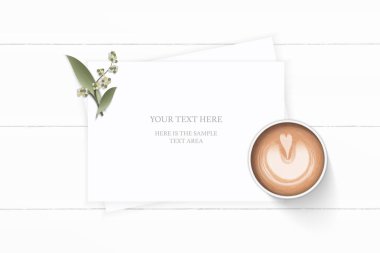 Düz yatıyordu üstten görünüm zarif beyaz kompozisyon kağıt bitki yaprak çiçek ve ahşap zemin üzerine kahve.