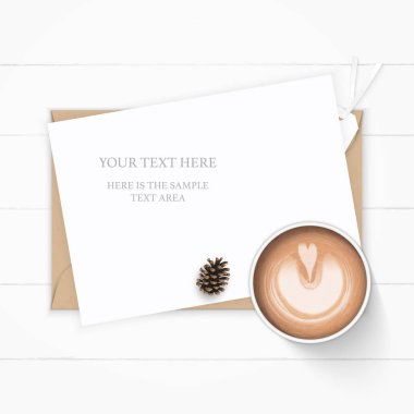 Düz yatıyordu üstten görünüm zarif beyaz kompozisyon kağıt kraft zarf çam kozalağı ve ahşap zemin üzerine kahve.