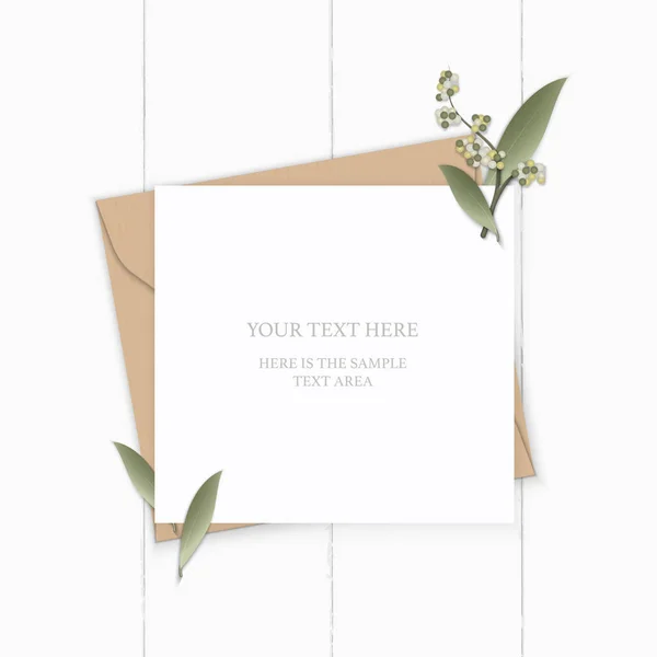 Düz yatıyordu üstten görünüm zarif beyaz kompozisyon mektup kraft kağıt zarf yaprak çiçek bitki doğa ahşap arka plan üzerinde.