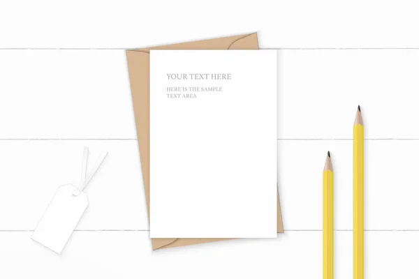 平らに置く平面図エレガントな白い構成手紙クラフト紙封筒イエロー鉛筆と木製の背景のタグは — ストックベクタ
