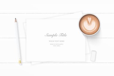 Düz yatıyordu üstten görünüm zarif beyaz kompozisyon kağıt kahve kalem ve silgi ahşap arka plan üzerinde.