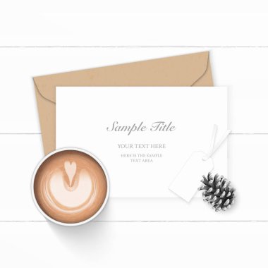 Düz yatıyordu üstten görünüm zarif beyaz kompozisyon mektup kraft kağıt zarf çam kozalağı ve ahşap zemin üzerine kahve.