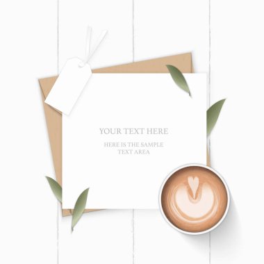Düz yatıyordu üstten görünüm zarif beyaz kompozisyon mektup kraft kağıt zarf doğa yaprak etiketi ve ahşap zemin üzerine kahve.