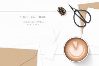 Düz yatıyordu üstten görünüm zarif beyaz kompozisyon mektup kraft kağıt zarf çam koni kahve etiketi ve vintage metal için makaslar ahşap arka plan.
