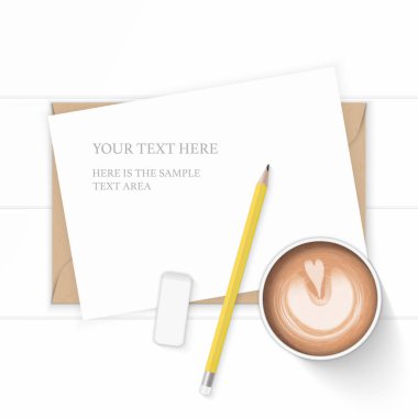 Düz yatıyordu üstten görünüm zarif beyaz kompozisyon kağıt kraft zarf kurşun kalem Silgisi ve ahşap zemin üzerine kahve.