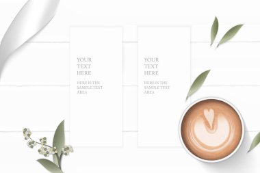 Zarif beyaz kompozisyon kağıt çiçek yaprak kahve ve gümüş şerit ahşap arka plan üzerinde düz yatıyordu üstten görünüm.