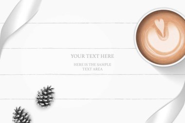 Düz yatıyordu üstten görünüm zarif beyaz kompozisyon gümüş şerit çam kozalağı ve ahşap zemin zemin üzerine kahve.