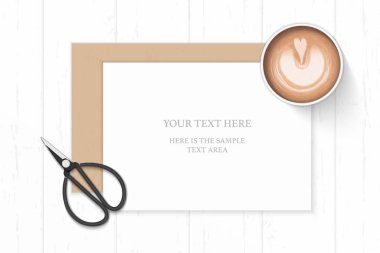 Düz yatıyordu üst zarif beyaz kompozisyon kağıt kraft zarf kahve ve vintage metal makas üzerinde ahşap arka plan görüntüleme.