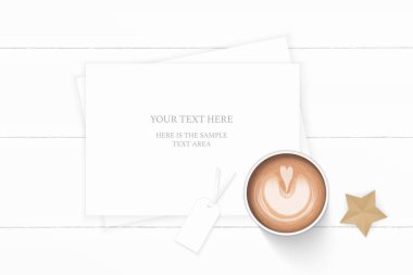 Düz yatıyordu üstten görünüm zarif beyaz kompozisyon kağıt kahve etiketi ve yıldız şekli zanaat nesne üzerinde ahşap arka plan.