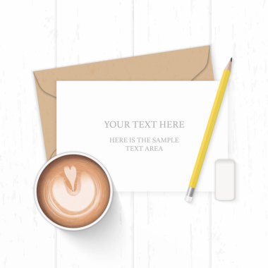 Düz yatıyordu üstten görünüm zarif beyaz kompozisyon mektup kraft kağıt zarf sarı kurşun kalem Silgisi ve ahşap zemin üzerine kahve.