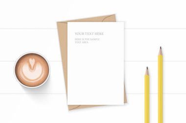 Düz yatıyordu üstten görünüm zarif beyaz kompozisyon mektup kraft kağıt zarf sarı kalemler ve ahşap zemin üzerine kahve.