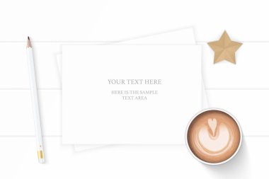 Düz yatıyordu üstten görünüm zarif beyaz kompozisyon kağıt kalem kahve ve yıldız şekli tekne ahşap arka plan üzerinde.