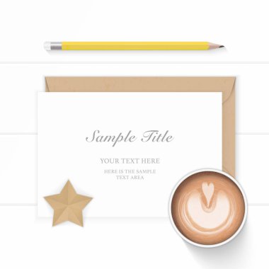 Düz yatıyordu üstten görünüm zarif beyaz kompozisyon kağıt kraft zarf kahve yıldız zanaat ve ahşap zemin üzerine sarı kalem.