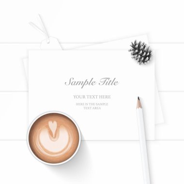 Üstten görünüm zarif beyaz kompozisyon kağıt çam koni etiketi kahve yat ve ahşap arka plan üzerinde kalem.