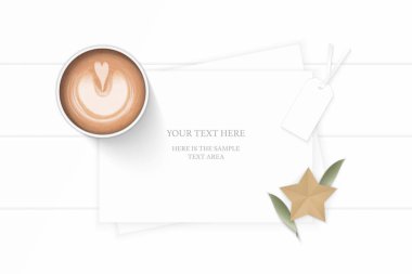 Düz yatıyordu üstten görünüm zarif beyaz kompozisyon kağıt bitki yaprağı ve yıldız şekli zanaat ve ahşap zemin üzerine kahve.