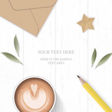 Düz yatıyordu üstten görünüm zarif beyaz kompozisyon kağıt yaprak kraft sarı zarf kalem ve star craft ahşap arka plan üzerinde.