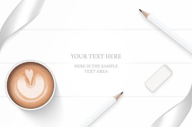 Düz yatıyordu üstten görünüm zarif beyaz kompozisyon gümüş şerit kurşun kalem Silgisi ve ahşap zemin zemin üzerine kahve.