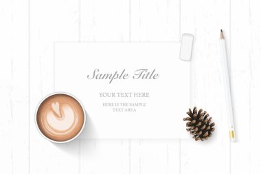 Düz yatıyordu üstten görünüm zarif beyaz Noel kompozisyon kağıt kalem silgi çam kozalağı ve ahşap zemin üzerine kahve.