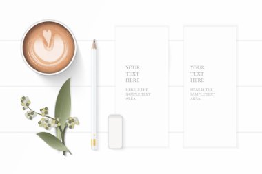 Düz yatıyordu üstten görünüm zarif beyaz kompozisyon kağıt kahve kalem silgi ve flowewr yaprak ahşap arka plan üzerinde.