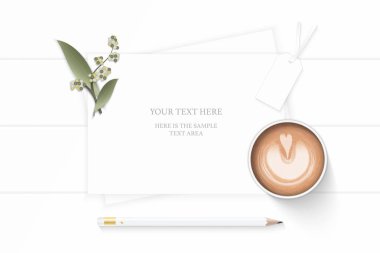 Düz yatıyordu üstten görünüm zarif beyaz kompozisyon kağıt bitki yaprak çiçek kalem ve ahşap zemin üzerine kahve.