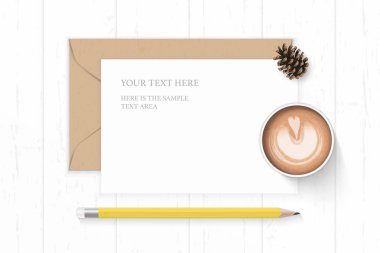 Düz yatıyordu üst zarif beyaz kompozisyon mektup kraft kağıt zarf çam koni sarı kalem ve kahve üzerinde ahşap arka plan görüntüleme.