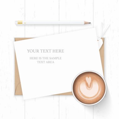 Düz yatıyordu üstten görünüm zarif beyaz kompozisyon kağıt kraft zarf kalem etiketi ve ahşap zemin üzerine kahve.