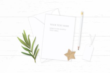 Düz yatıyordu üstten görünüm zarif beyaz kompozisyon mektup Kağıt zarf kalem etiketi yıldız zanaat ve tarhun yaprak ahşap arka plan üzerinde.