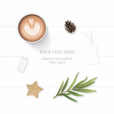 Düz üstten görünüm zarif beyaz kompozisyon kağıt yaprak çam koni kalem silgi etiketi yıldız zanaat kahve ve tarhun yaprak ahşap zemin üzerinde yatıyordu.