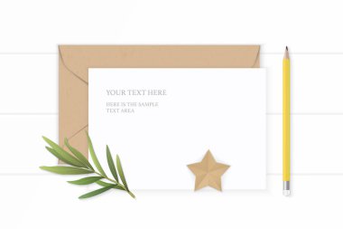 Düz yatıyordu üst zarif beyaz kompozisyon mektup kağıt kraft zarf yıldız şekli zanaat tarhun yaprak ve sarı kalem üzerinde ahşap arka plan görüntüleme.