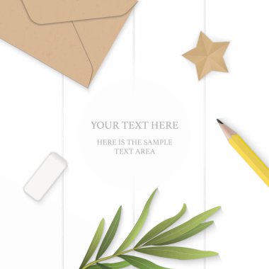 Düz yatıyordu üst zarif beyaz kompozisyon kağıt tarhun yaprak kraft sarı zarf kurşun kalem Silgisi ve yıldız zanaat üzerinde ahşap arka plan görüntüleme.