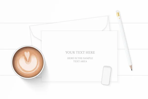 平面顶部视图优雅的白色构图纸信封铅笔橡皮擦标签和木制背景上的咖啡 — 图库矢量图片