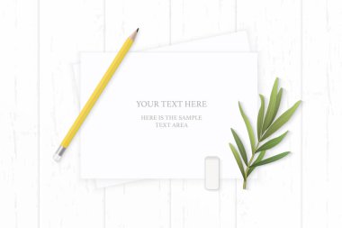 Düz yatıyordu üst zarif beyaz kompozisyon sarı kalem tarhun yaprak ve silgi ahşap arka plan üzerinde görüntüleme.