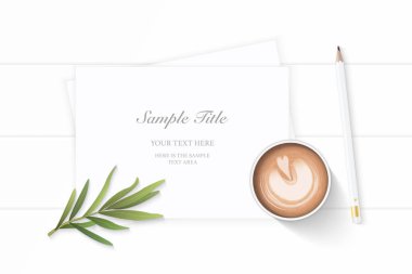 Düz yatıyordu üst zarif beyaz Noel kompozisyon kağıt kalem tarhun yaprak ve kahve üzerinde ahşap arka plan görüntüleme.