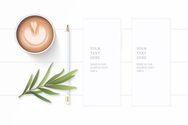 Düz yatıyordu üstten görünüm zarif beyaz kompozisyon kağıt kalem kahve tarhun yaprak ahşap arka plan üzerinde.