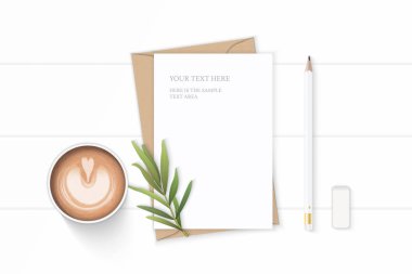 Düz yatıyordu üst zarif beyaz kompozisyon mektup kraft kağıt zarf kahve kalem tarhun yaprak ve silgi ahşap arka plan üzerinde görüntüleme.