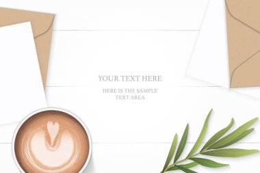 Düz yatıyordu üstten görünüm zarif beyaz kompozisyon mektup kraft kağıt zarf tarhun yaprak ve ahşap zemin üzerine kahve.