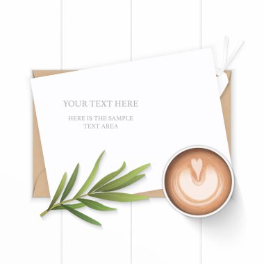 Düz yatıyordu üstten görünüm zarif beyaz kompozisyon kağıt kraft zarf tarhun yaprak etiketi ve ahşap zemin üzerine kahve.